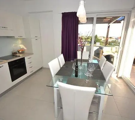 Komfortable Mit Whirlpool Und Garten Turanj