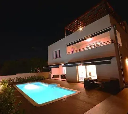 Komfortable Mit Whirlpool Und Garten