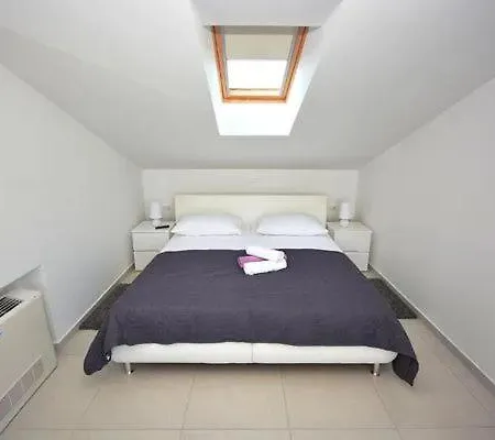 Komfortable Mit Whirlpool Und Garten Apartment Turanj