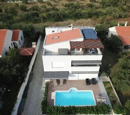 Komfortable Mit Whirlpool Und Garten Apartment Turanj