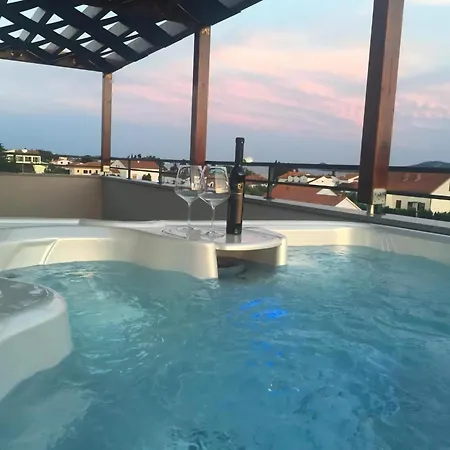 Komfortable Mit Whirlpool Und Garten Apartment Turanj