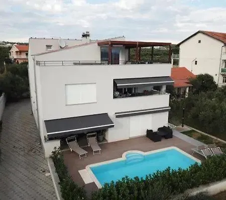Komfortable Mit Whirlpool Und Garten * Turanj
